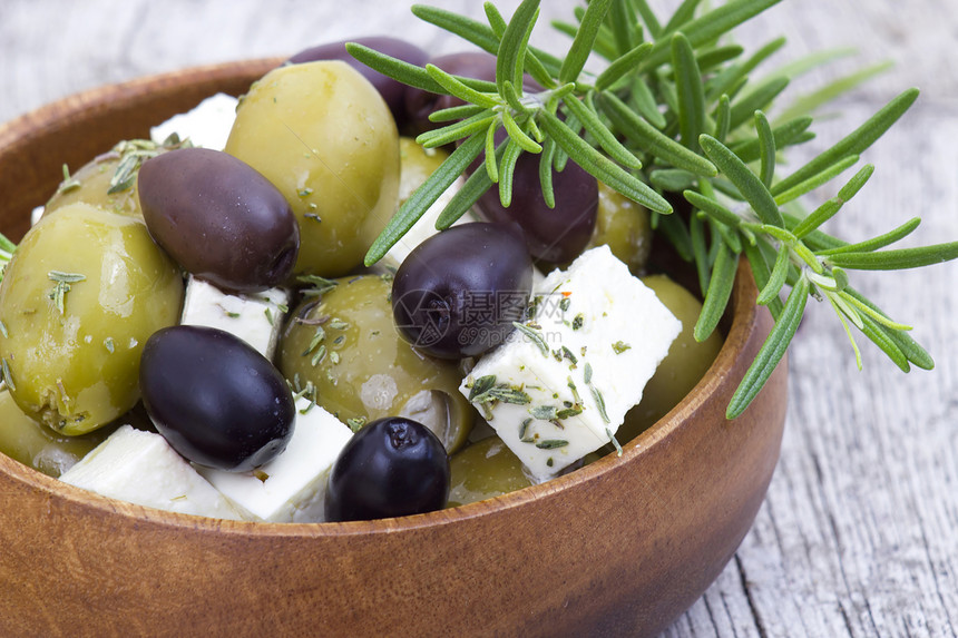 含橄榄油中含有草药的feta奶酪和橄榄小吃小屋原产地产品美味盘子母羊草本植物辣椒百里香图片