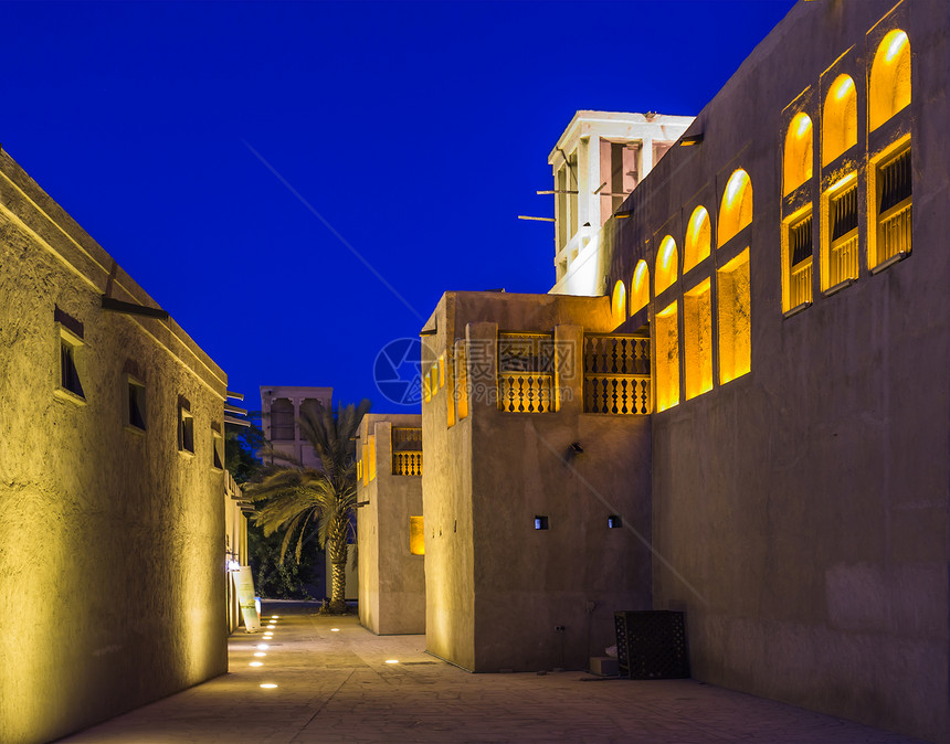 迪拜旧街的阿拉伯街道历史性旅游隧道楼梯建筑学建筑场景脚步旅行历史图片
