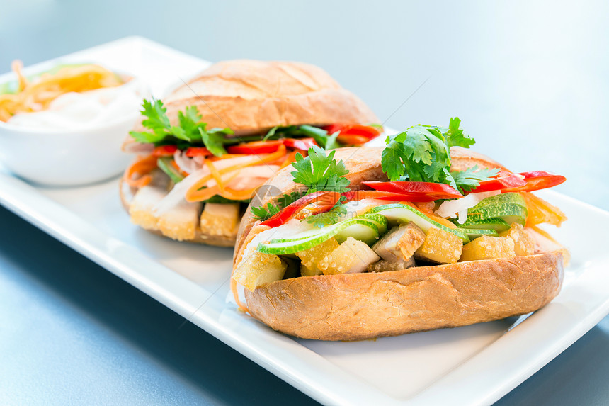 面包三明治沙拉白色食物小麦绿色火腿桌子小吃熟食餐饮图片