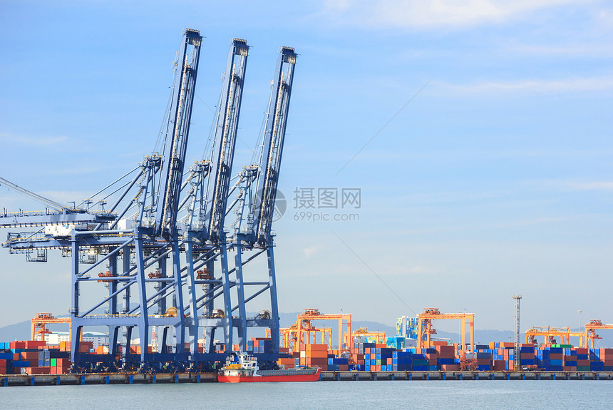 大型工业港口出口全球货物船厂货运商业城市贮存蓝色支撑图片