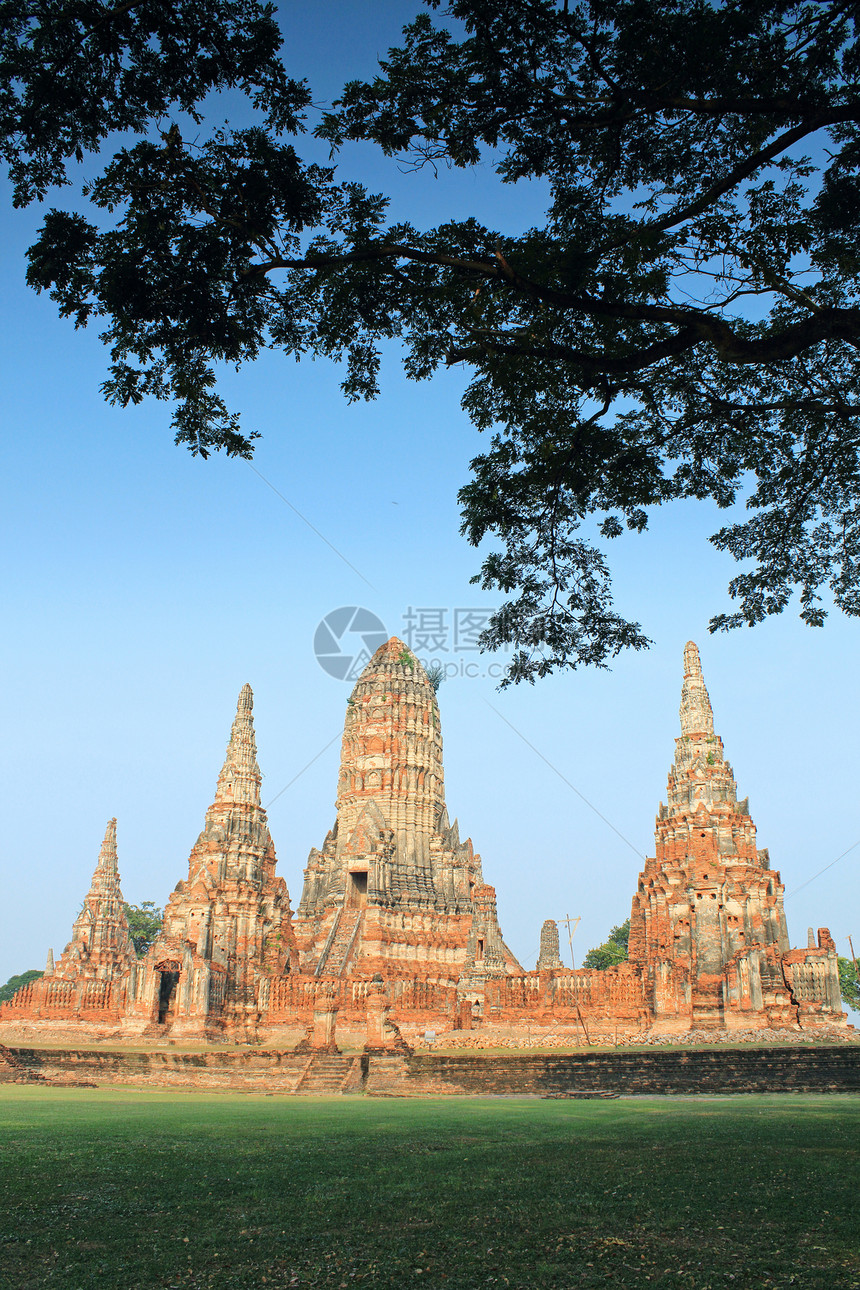 泰国Ayutthaya的Ruin砖墙寺艺术旅游古董寺庙历史建筑雕像天空蓝色建筑学图片