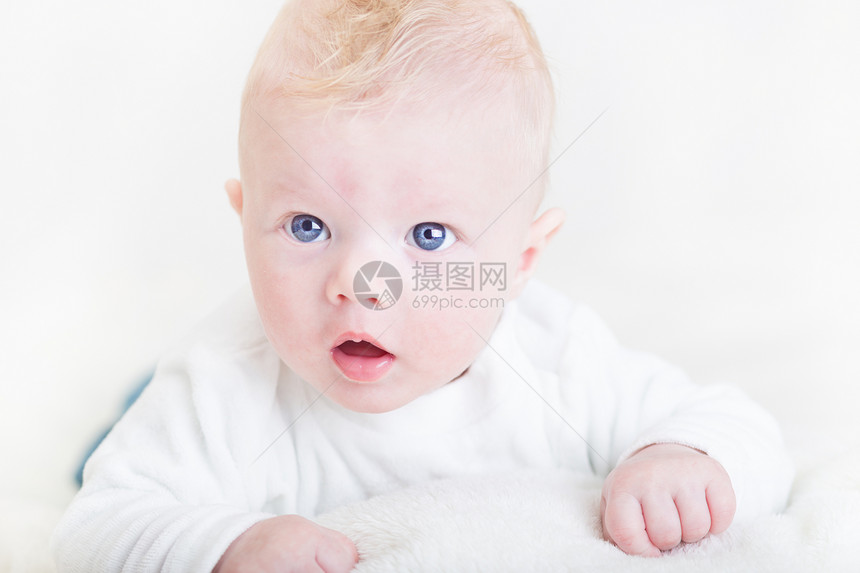 蓝眼宝宝婴儿金发女郎皮肤童年新生眼睛蓝色毯子孩子兴趣图片
