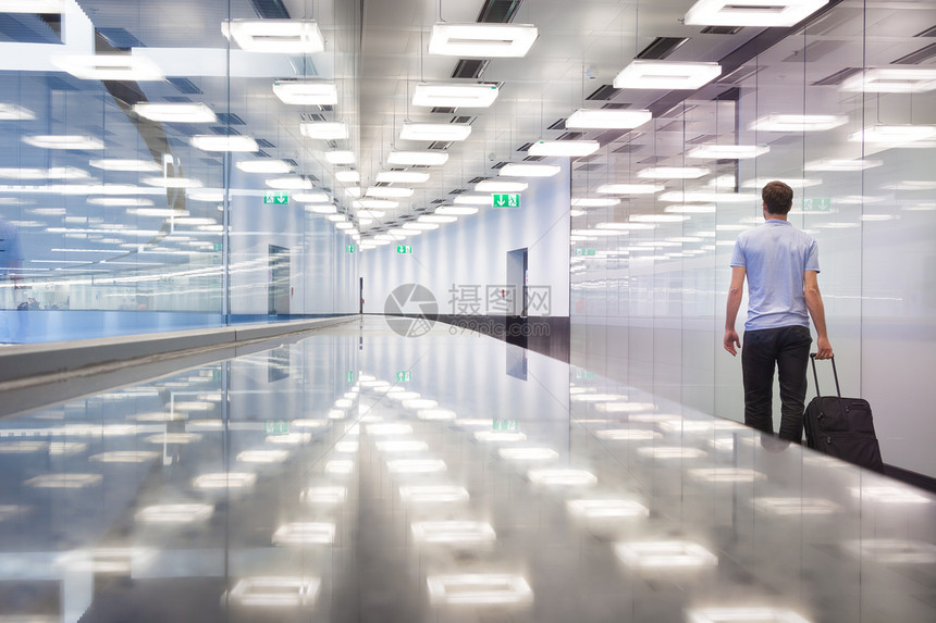 机场候机厅的商务旅行者旅行男人公司通道出口玻璃蓝色反射金融城市图片