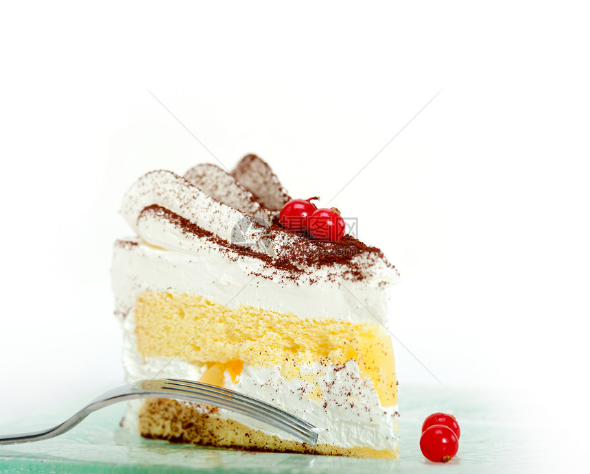奶油和牛排甜点蛋糕切片小吃香草可可蛋糕鞭子醋栗浆果鞭打生日漩涡图片