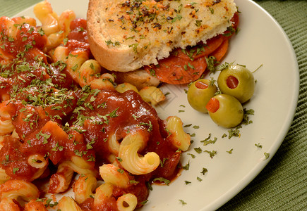 意大利面和辣椒三明治香肠美食食物熟食草本植物香料面条盘子餐厅面包地中海高清图片素材