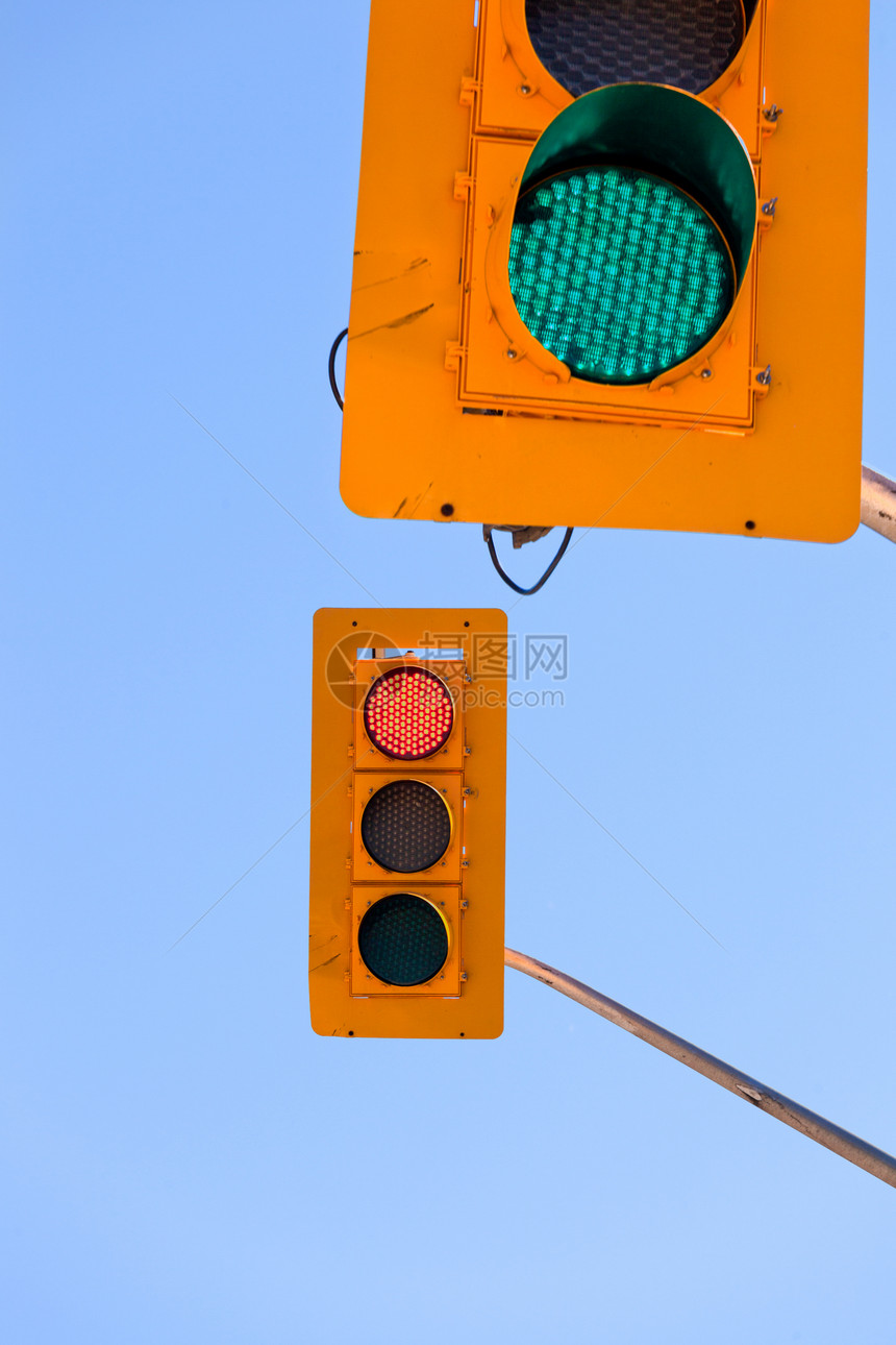 配置绿色红红交通灯天空复制空间信号蓝天街道控制红绿灯橙子旅行矛盾顶撞警告图片