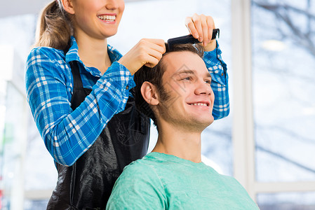 理发师和客户美容师职业女士发型师男人女性商业发型理发店成人客厅高清图片素材