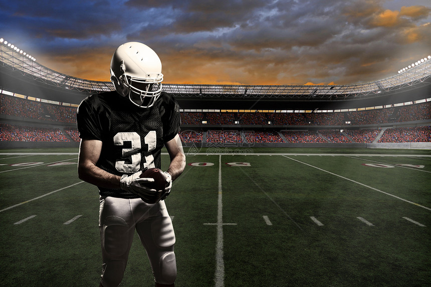 足球运动员职业垫肩男性体育场黑色竞技头盔制服运动体育图片