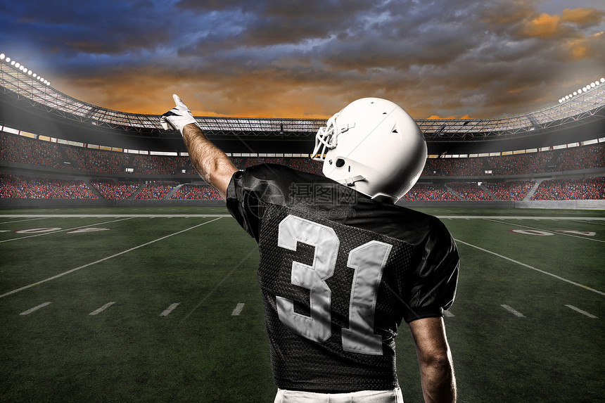 足球运动员体育黑色头盔职业竞技垫肩白色制服运动体育场图片