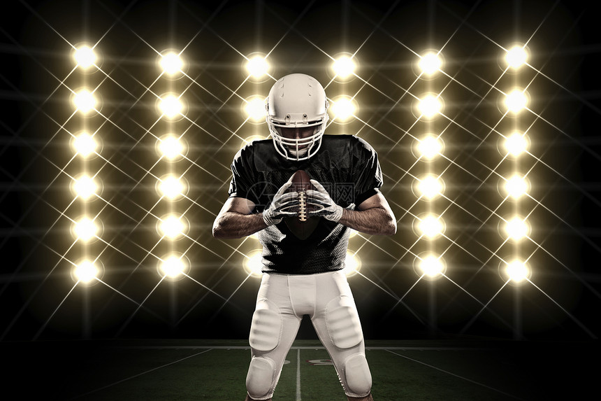 足球运动员体育场垫肩制服男性竞技职业运动运动服头盔黑色图片