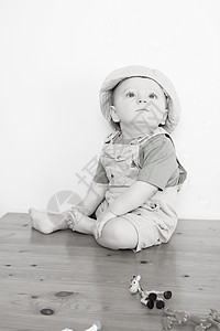 宝宝男孩儿子男生童年棕褐色婴儿工作室白色条纹帽子衬衫年轻的高清图片素材