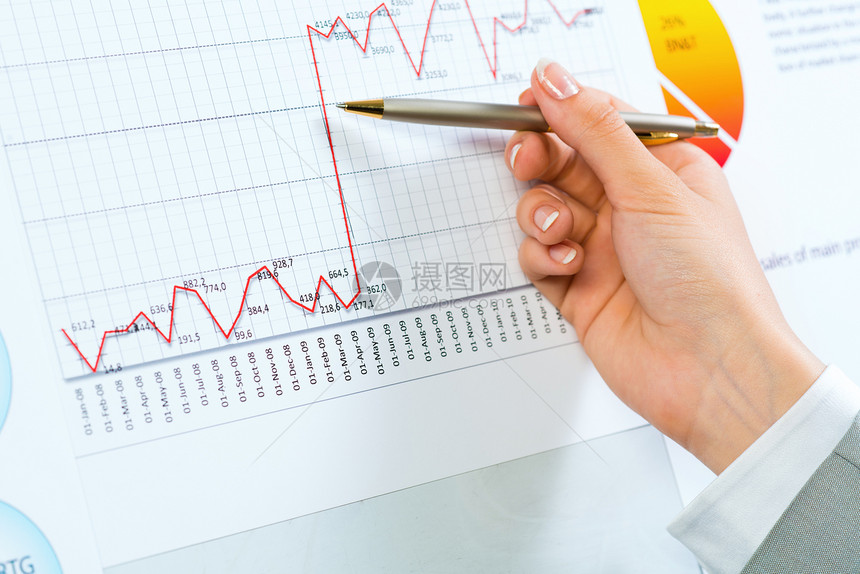 在财务图表上用女性手笔指着手指讨论营销咨询职业就业报告经济议程文档图片