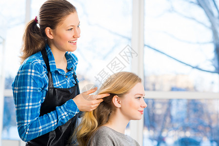理发师和客户美容师发型师沙龙女性女孩女士职业理发店发型设计美发客厅高清图片素材