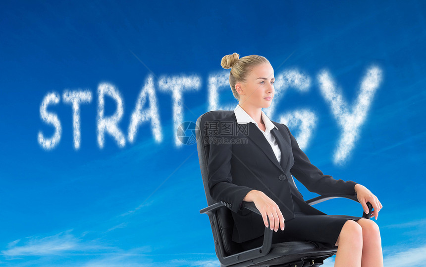 黑西装女商务人士坐在摇摇椅上的综合形象 AC 54970 附件浅色旋转绘图套装战略微笑蓝天多云商业女性图片