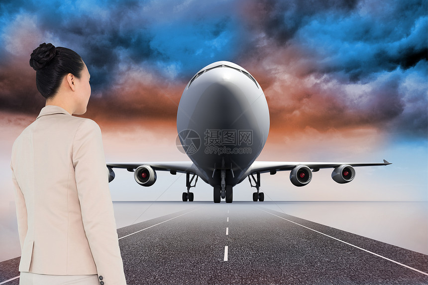 Asian商业女商务人士的复合形象旅行蓝色黑发职业天空航班女士人士公司橙子图片