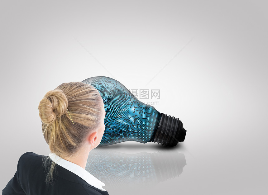 商业女商务人士的复合形象 她们用手站在臀部上女士商务头发灯泡创新职业蓝色套装电气女性图片