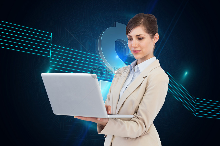 持有笔记本电脑的自信商业妇女的综合形象人士技术头发蓝色绘图职业套装金融货币棕色图片