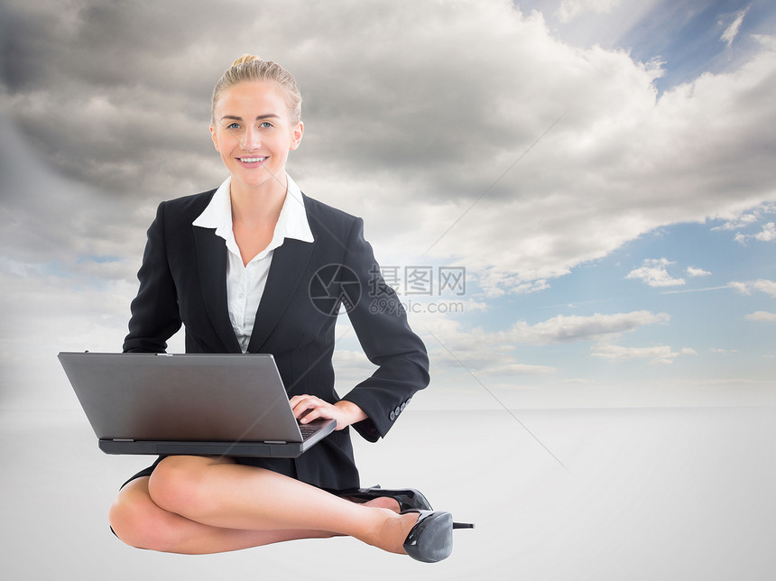 使用笔记本电脑的女商务人士综合图像女士职业人士蓝色浅色天空绘图商务地面金发图片