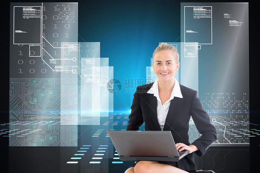 使用笔记本电脑的女商务人士综合图像微笑火花金发女性商务窗格技术金发女郎蓝色地面图片