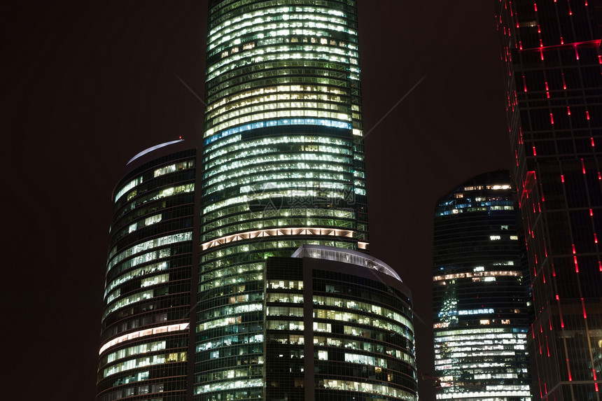 夜晚的摩天大楼景观窗户反射天空城市场景建筑玻璃商业建筑学图片