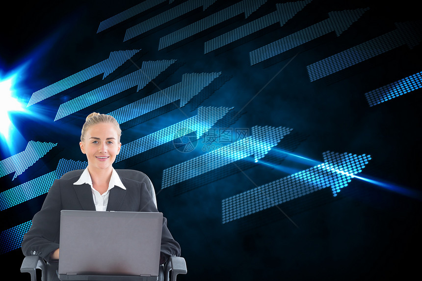 商业女商务人士用笔记本电脑坐在摇摇椅上的综合图像蓝色旋转微笑未来派职业技术人士女性辉光绘图图片