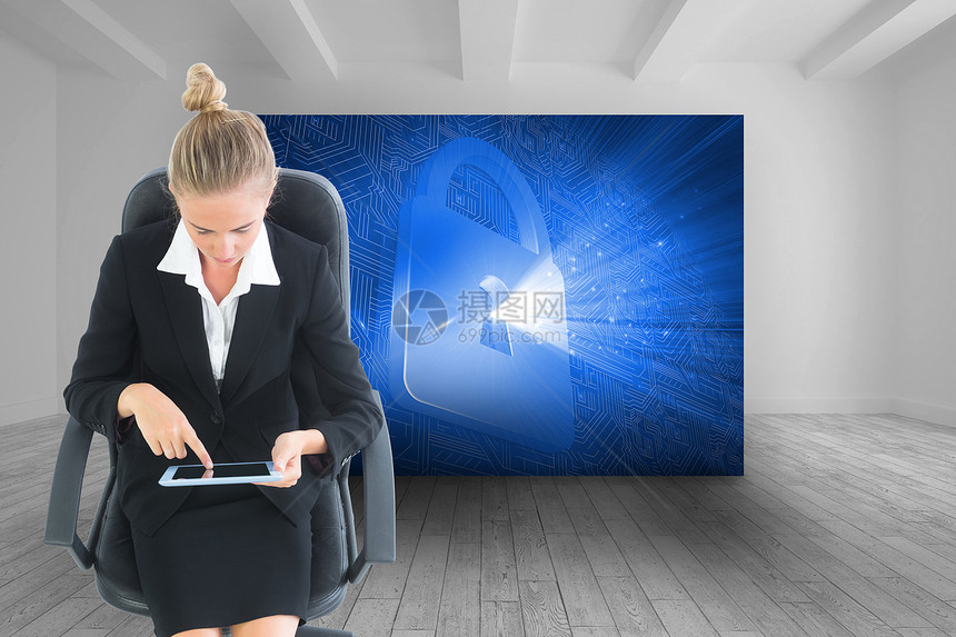 商业女商务人士坐在带平板板板的摇摆椅上的综合图像滚动屏幕安全电路板计算职业房间线条未来派触摸屏图片
