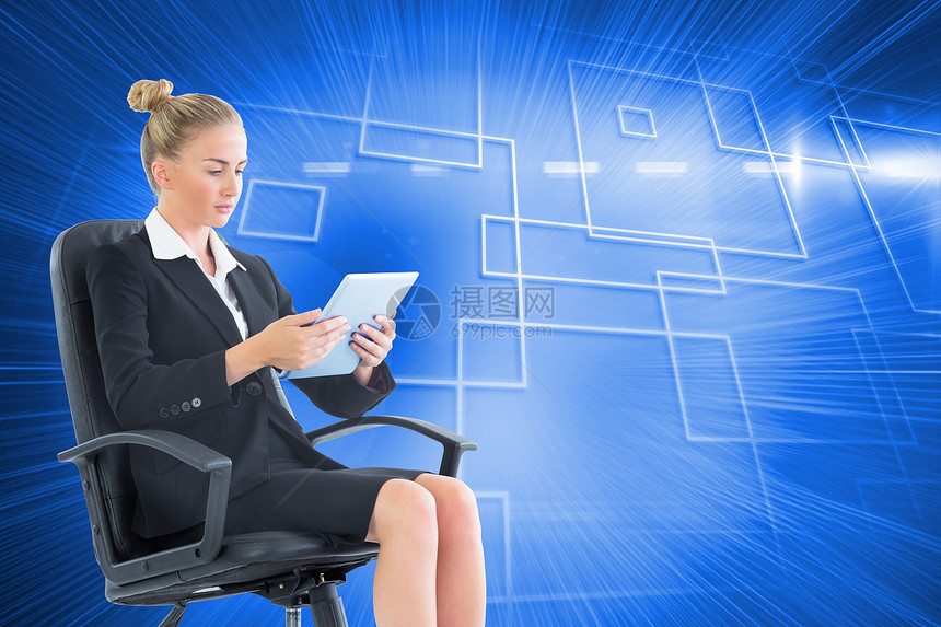 商业女商务人士坐在带平板板板的摇摆椅上的综合图像联锁技术女士火花女性药片计算机触摸屏绘图蓝色图片