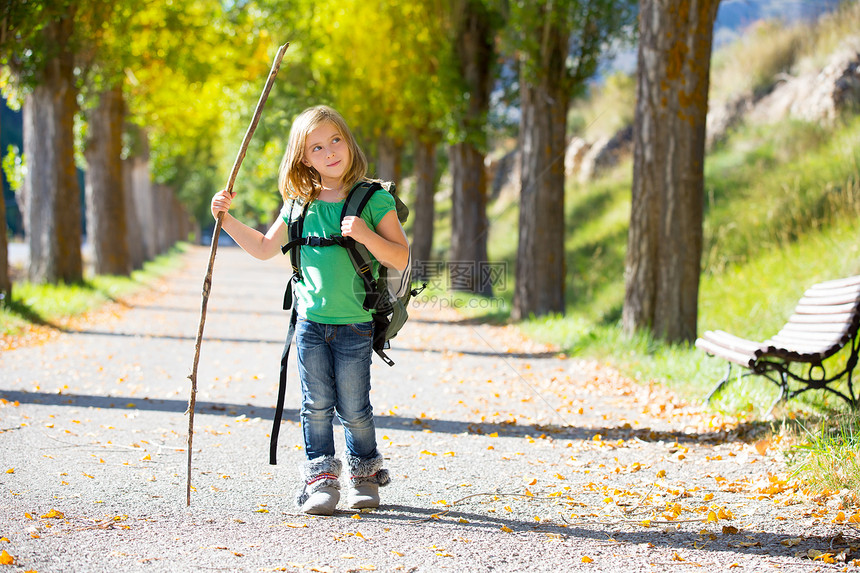 金发探险家 秋树上带着背背包走的小女孩郊游国家童年假期公园森林孩子们女孩旅游树木图片
