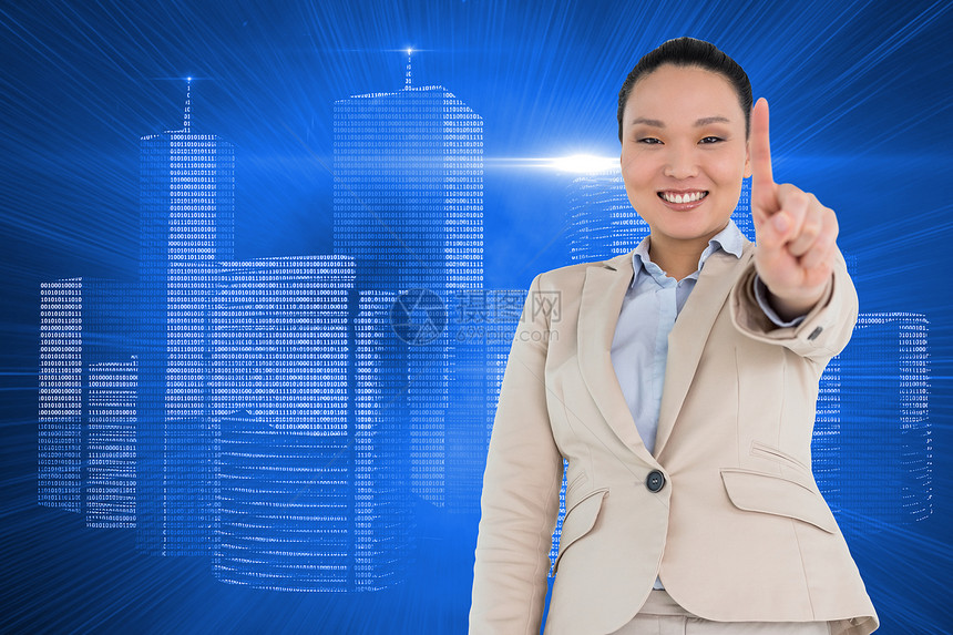 笑笑的亚洲女商务人士指着一副综合图像套装手指人士商务推介会景观职业蓝色技术微笑图片