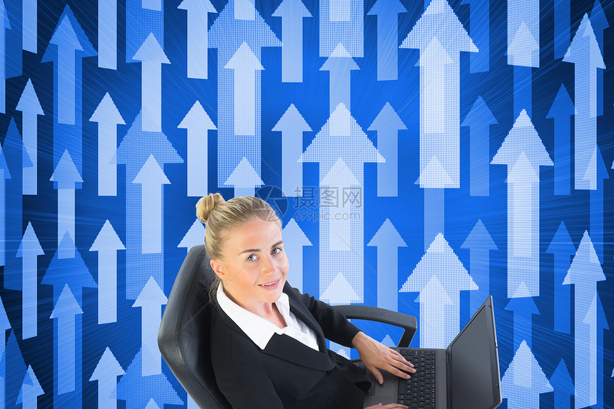 商业女商务人士用笔记本电脑坐在摇摇椅上的综合图像微笑女性旋转计算机技术绘图女士人士蓝色辉光图片