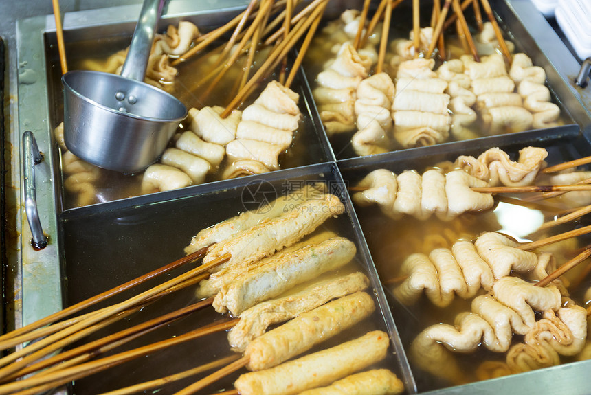 韩国当地食物 鱼蛋糕香料美食肉丸街道烹饪市场木头小吃摊位图片