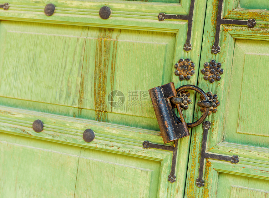 旧金属门锁宗教木头建筑绿色古董入口戒指圆圈门把手寺庙图片