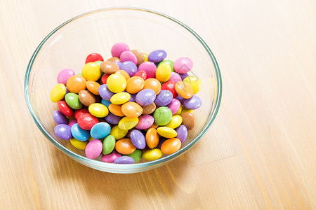 果冻按钮巧克力在碗中的糖果团体按钮聪明人味道涂层小吃红色白色黄色甜点背景
