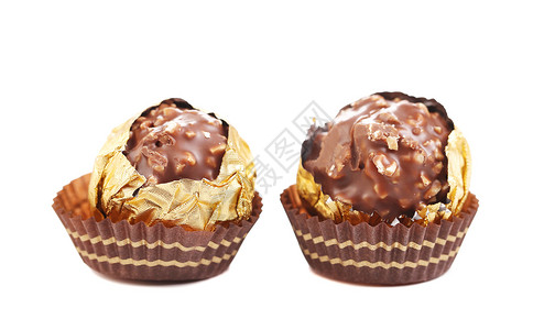 巧克力金盆子贴近了白色甜点松露糖果食物飞碟糕点背景图片