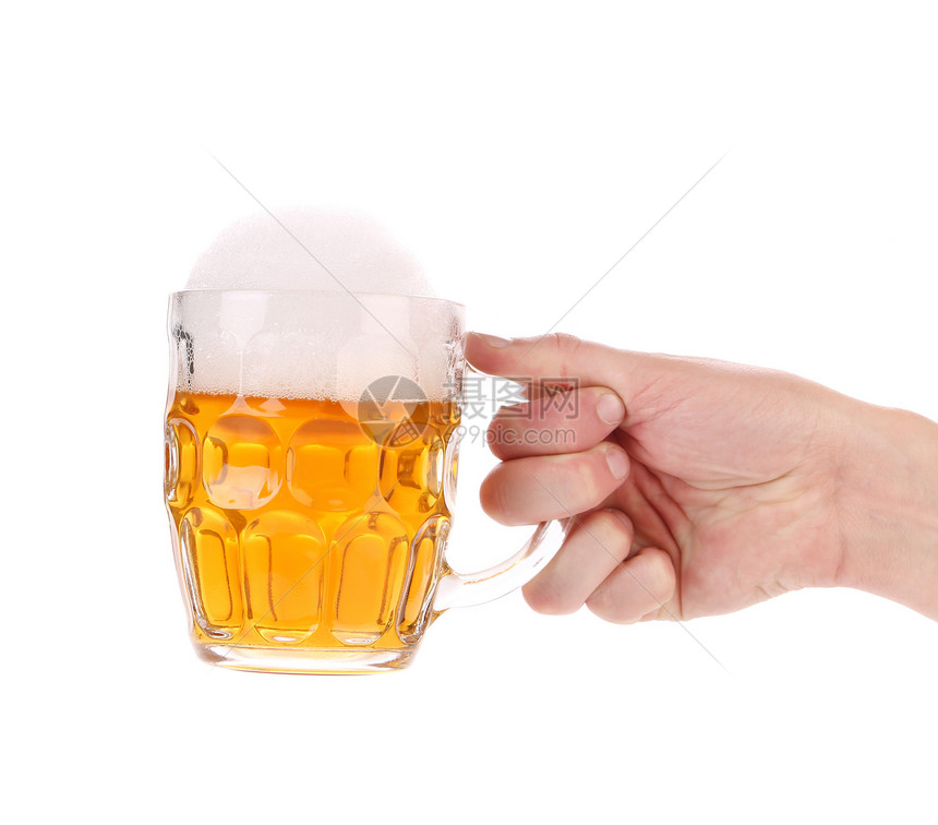 男人手握着啤酒的杯子玻璃泡沫食物金子文化饮料液体流动琥珀色白色图片