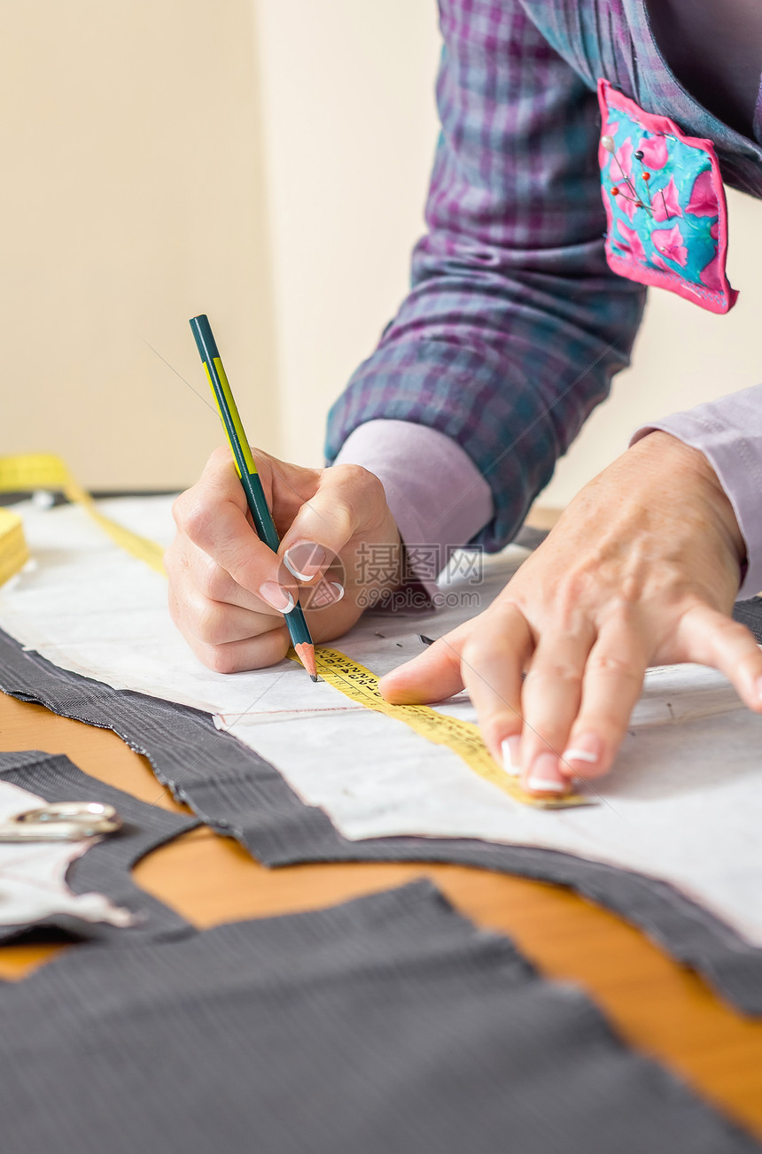制衣师在桌子上绘制裁缝图案工作卷尺手工材料时装剪刀裙子铅笔工艺磁带图片