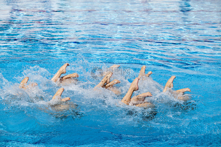 同步游泳者编舞优雅运动游泳者同步耐力灵活性人脚表演潜水图片