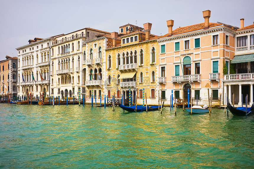 威尼斯运河建筑学天空渠道船夫蓝色建筑地标历史性旅行图片