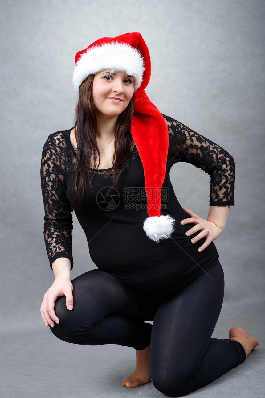怀着小肚子的漂亮怀孕的圣塔孕妇婴儿腹部女士女性帽子父母妈妈微笑生活女孩图片