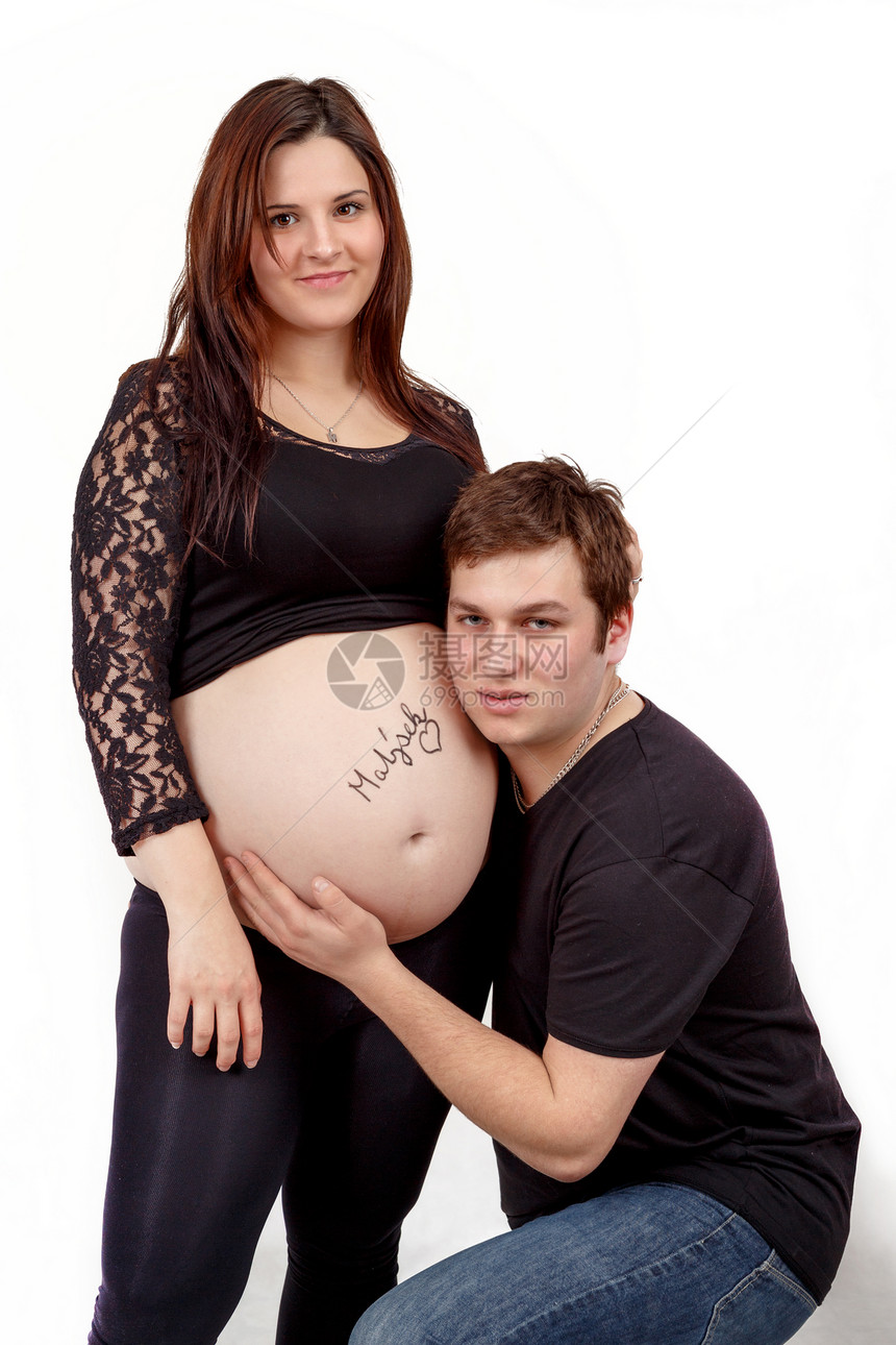 快乐的情侣 与丈夫一起微笑的怀孕妇女家庭父亲妻子工作室女性母性男人腹部男性父母图片