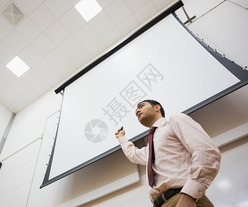 男教师 在讲堂有投影屏幕的男教师学校知识推介会研讨会职业演讲学习讲课互动文学背景图片