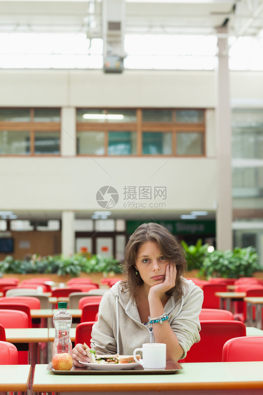 餐厅里带食物托盘的全球化学生图片