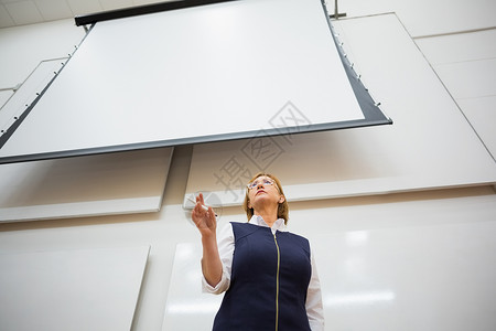 讲堂里有投影屏幕的优雅教师讲课顾问教育性训练研究所女性学校互动文学报告背景图片