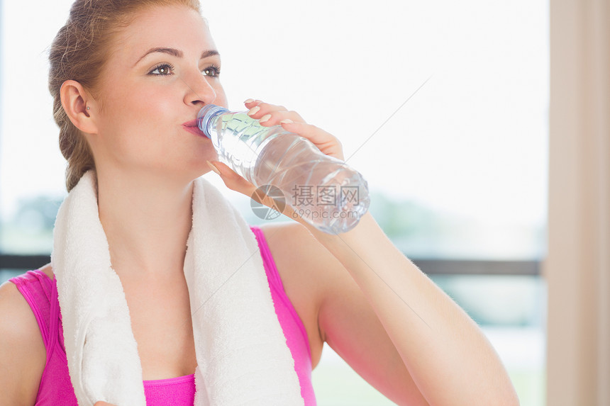 健身房妇女饮用水供应情况背心金发女郎女性身体毛巾生活方式水壶闲暇浅色运动图片