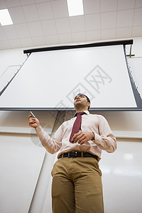 男教师 在讲堂有投影屏幕的男教师男人教育学校学习讲课智力老师研究所领带知识背景图片