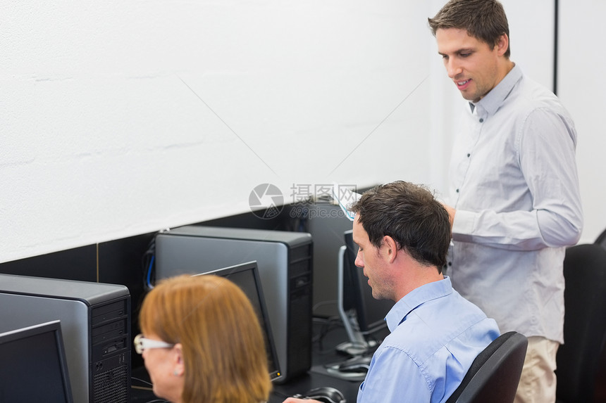 计算机室的教师和成熟学生人数成人教育沟通桌面学习教育技术教学男性女性电脑图片