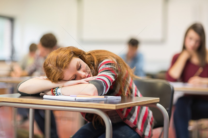 教室里一个睡着的女生在课堂上模糊的学生学校休息班级红发知识演讲睡眠男人眼睛学习图片