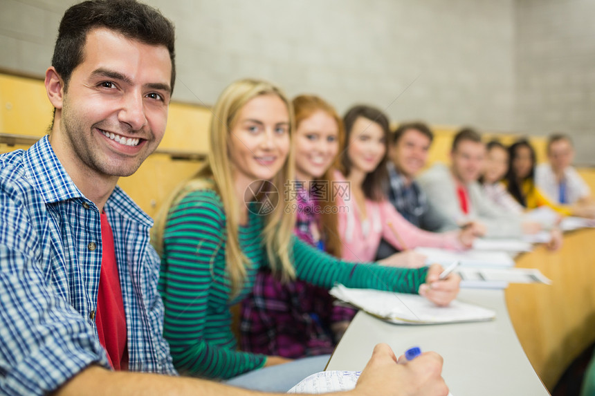 学生们在课堂上连续微笑图片