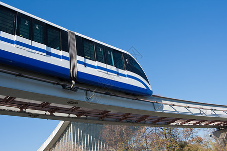 单轨列车过境铁路天空建筑学交通民众城市乘客运动运输背景