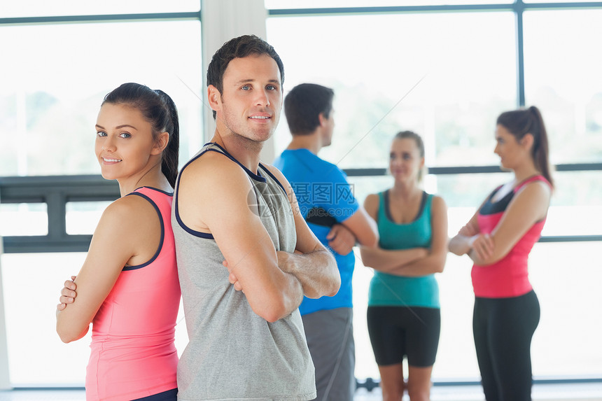 配配有朋友的夫妇 在运动室里站着背景的朋友活动运动闲暇友谊女性俱乐部双臂双手瑜伽男性图片